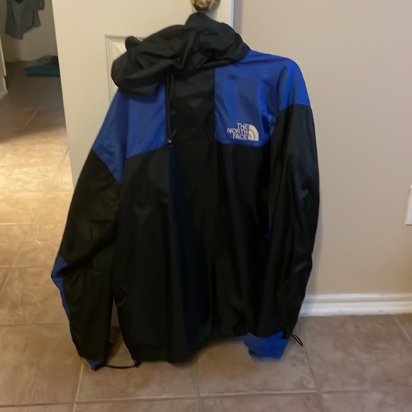 I’m selling a north face jacket size large good condition picture included. - Picture 2 of 7